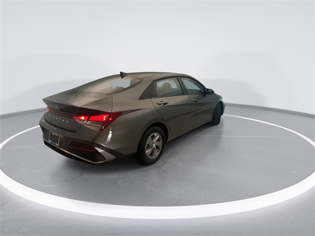 2025 Hyundai Elantra SE photo 4