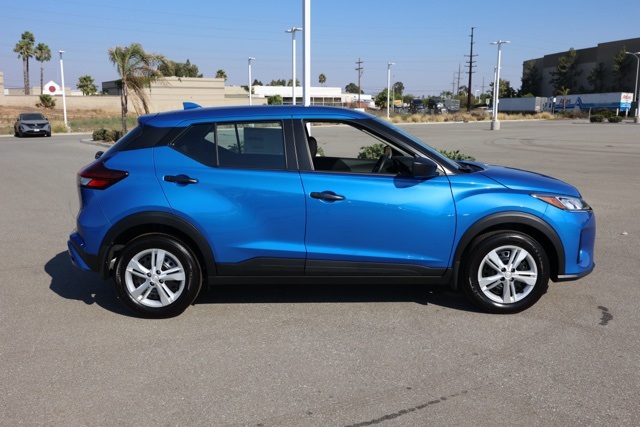 2025 Nissan Kicks Play S photo 3