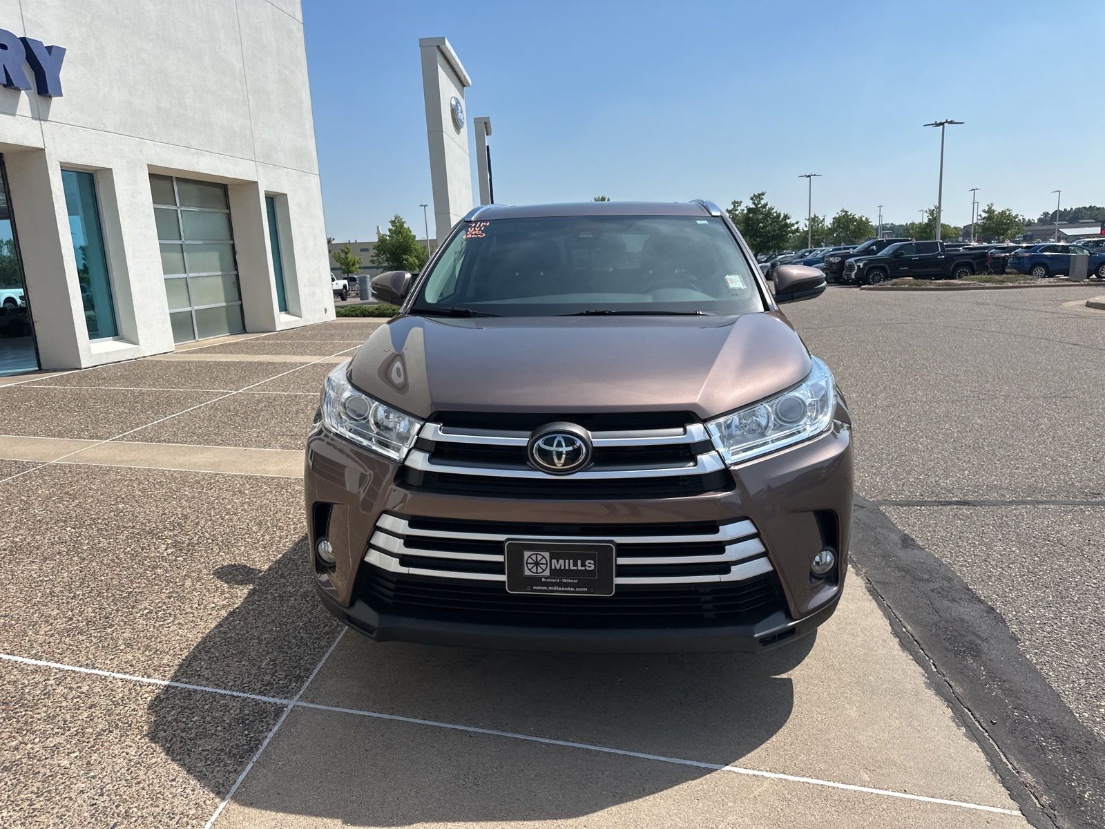 Used 2019 Toyota Highlander XLE with VIN 5TDJZRFH9KS729447 for sale in Baxter, Minnesota