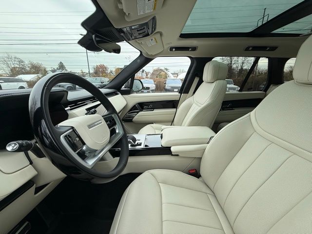 2025 Land Rover Range Rover SE photo 2
