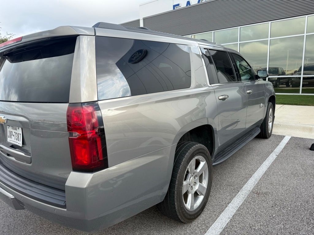 2017 Chevrolet Suburban LT photo 4