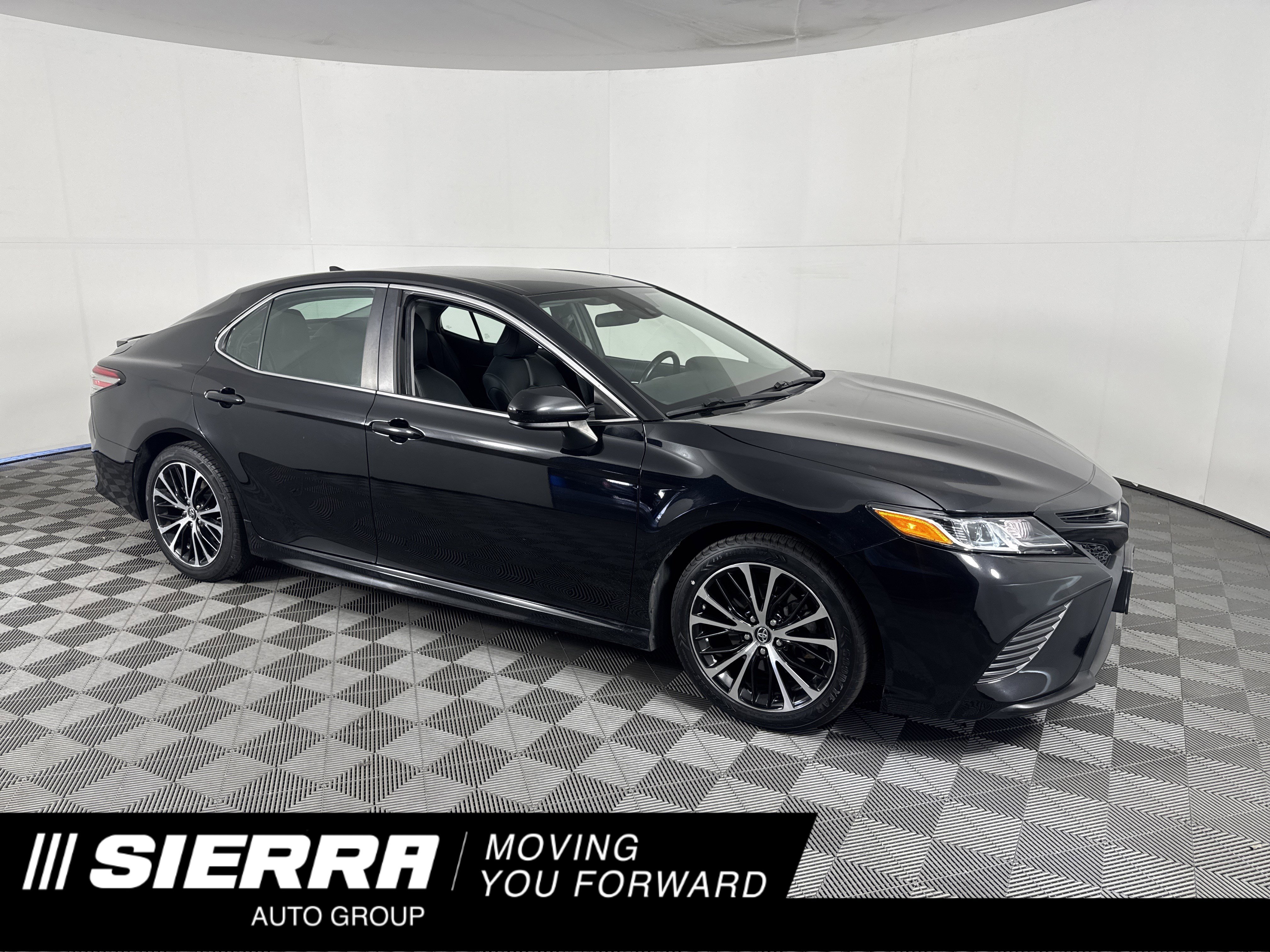 2019 Toyota Camry SE's photo