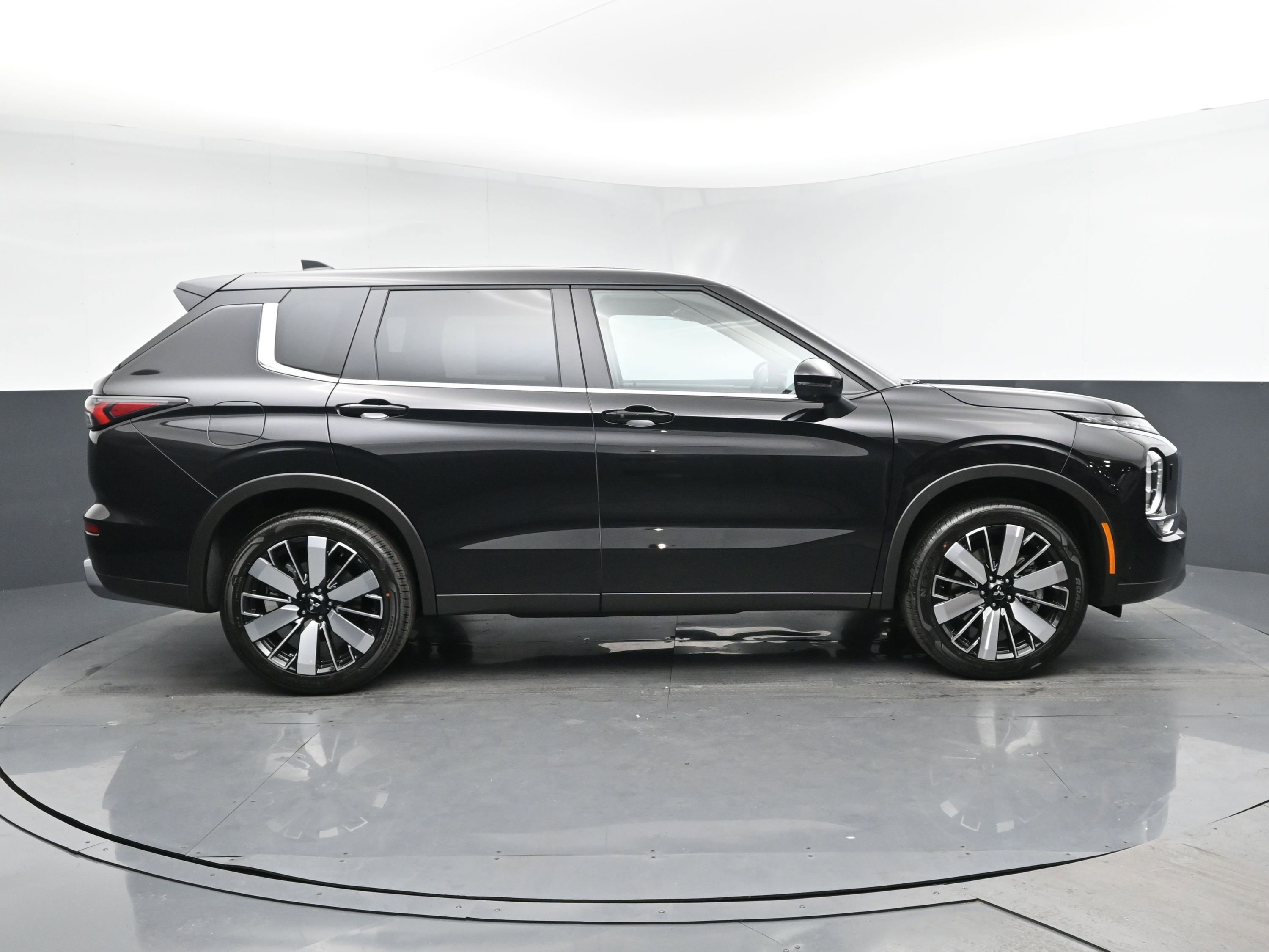 2025 Mitsubishi Outlander SE photo 3