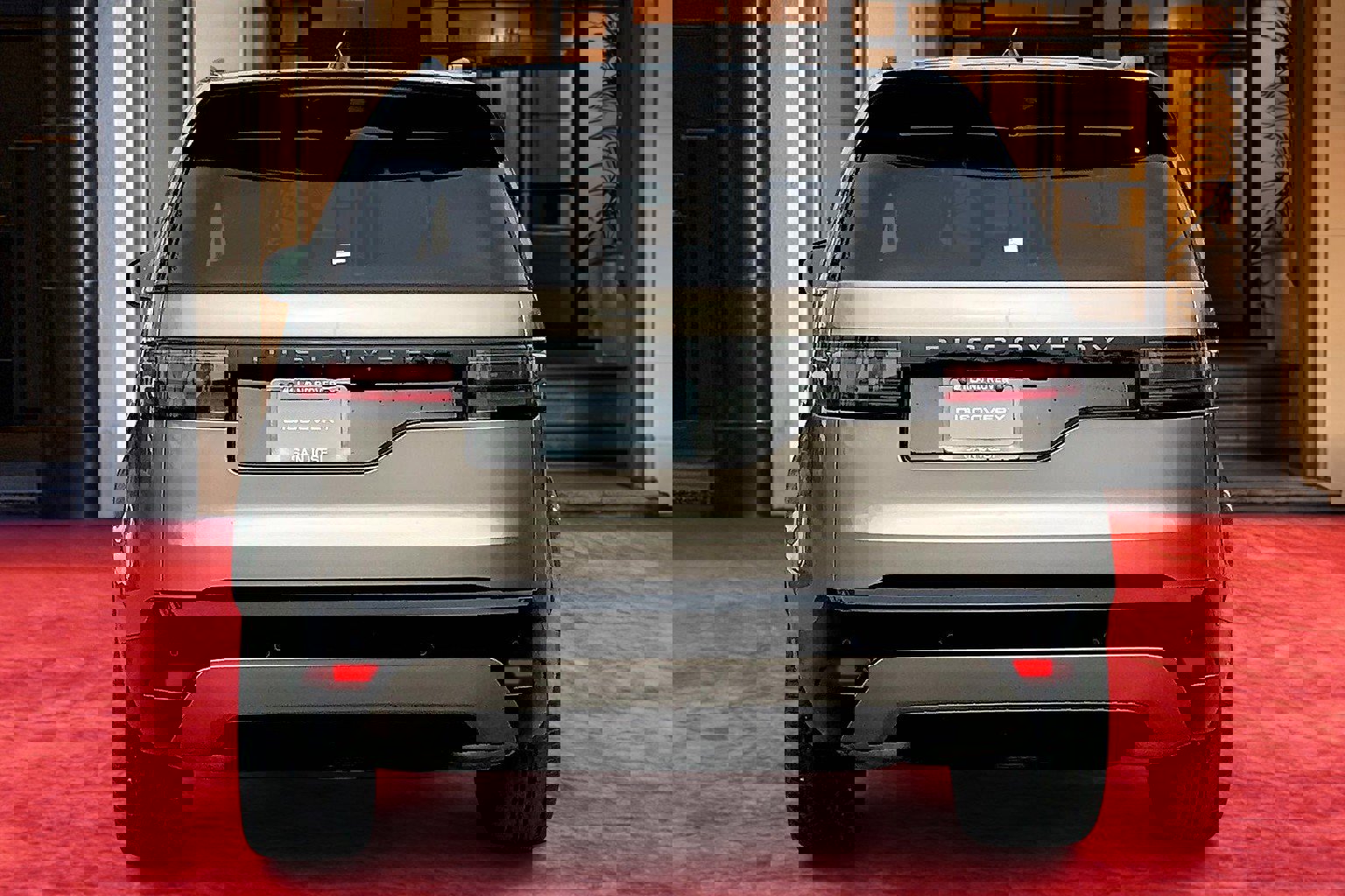 2025 Land Rover Discovery P360 Dynamic SE photo 2
