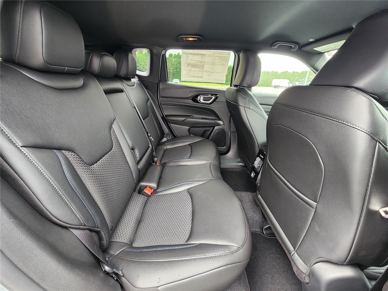 2025 Jeep Compass Latitude photo 4