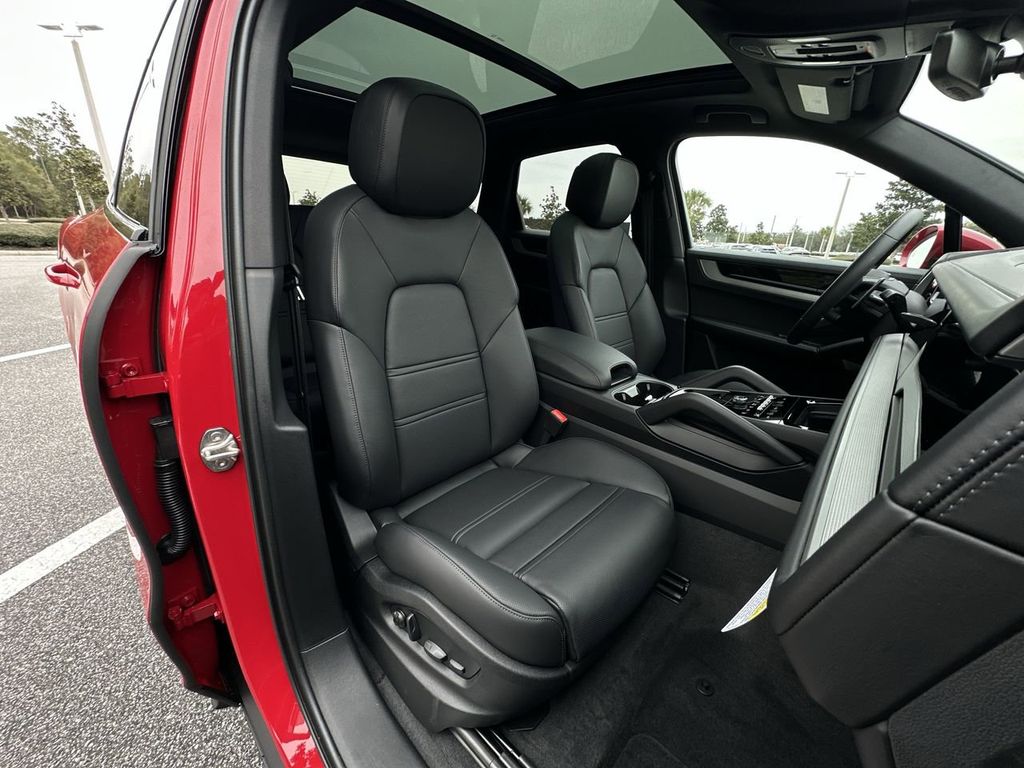 2025 Porsche Cayenne Base photo 28