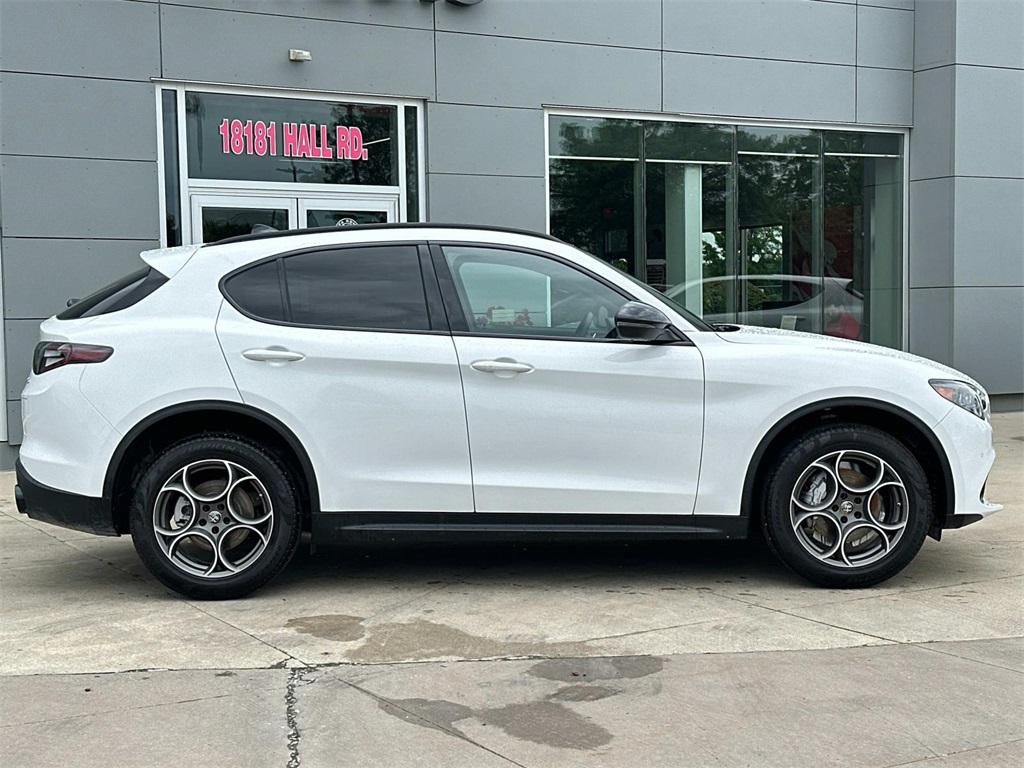2025 Alfa Romeo Stelvio Sprint Base photo 4