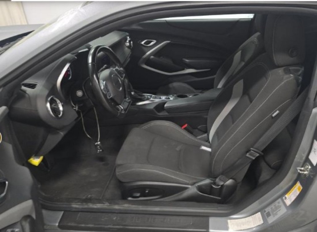 2023 Chevrolet Camaro 1LT photo 2