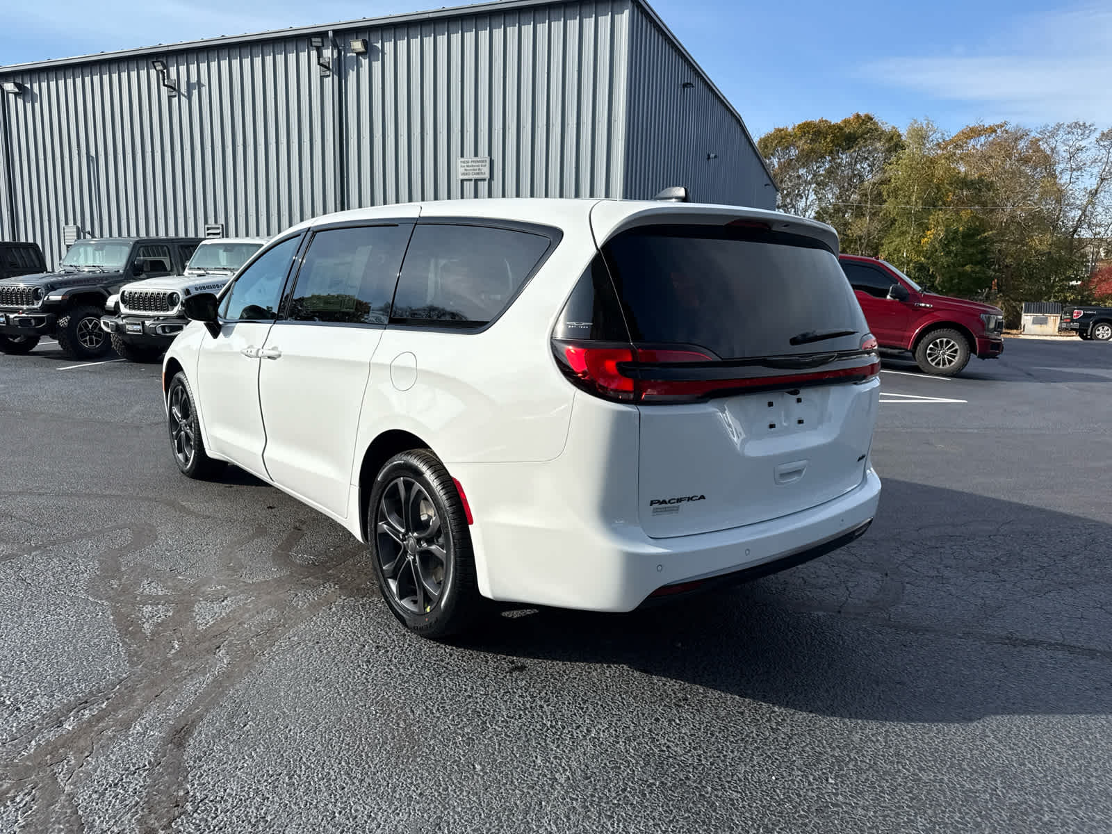 2026 Chrysler Pacifica photo 3