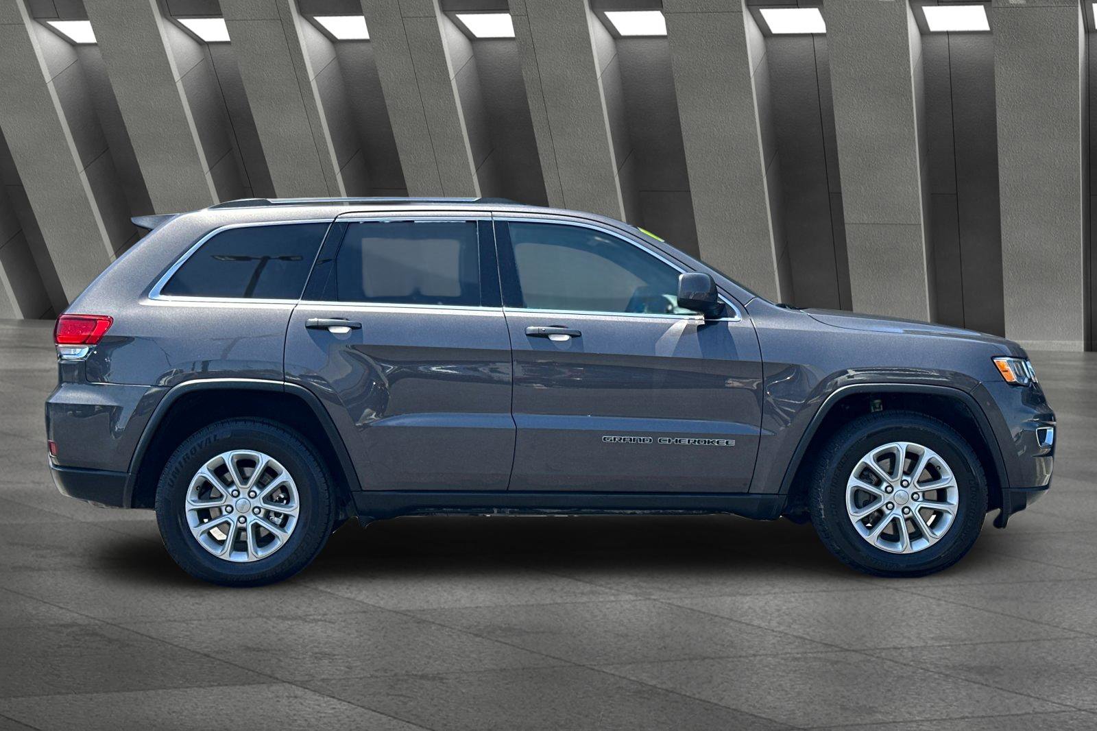 2021 Jeep Grand Cherokee Laredo E photo 2