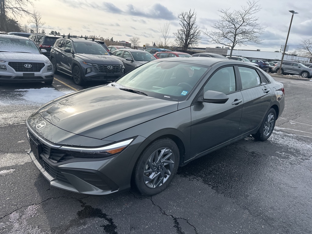 2024 Hyundai Elantra SEL photo 3