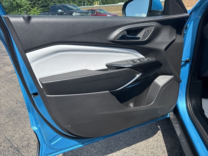 2025 Chevrolet Trax LT photo 13