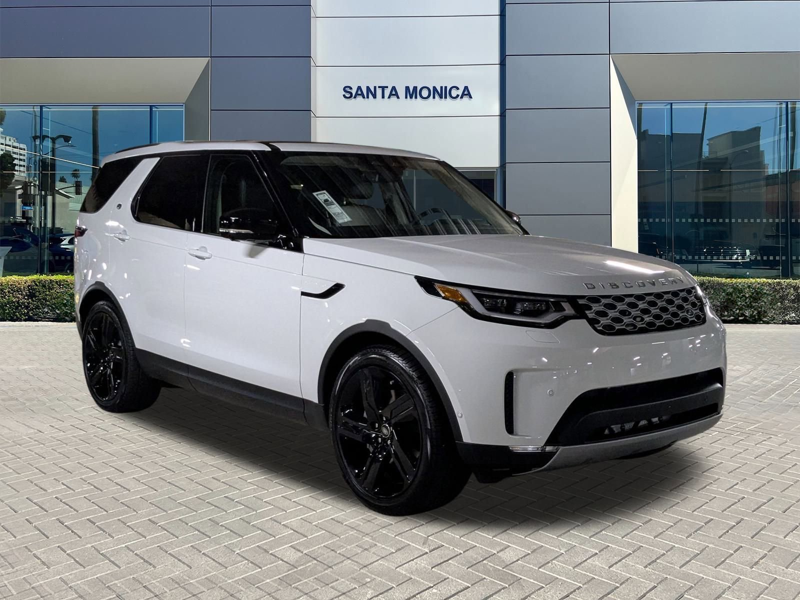 2025 Land Rover Discovery S photo 4