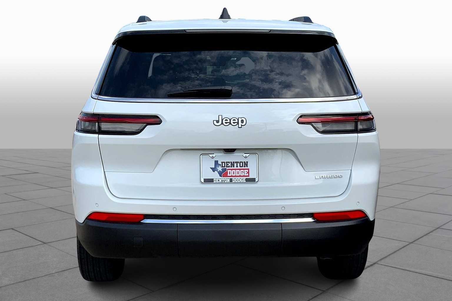 2025 Jeep Grand Cherokee Laredo photo 3