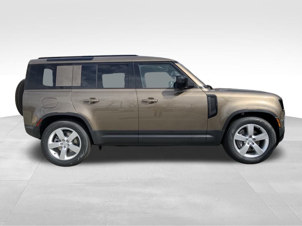 2025 Land Rover Defender 110 S photo 3
