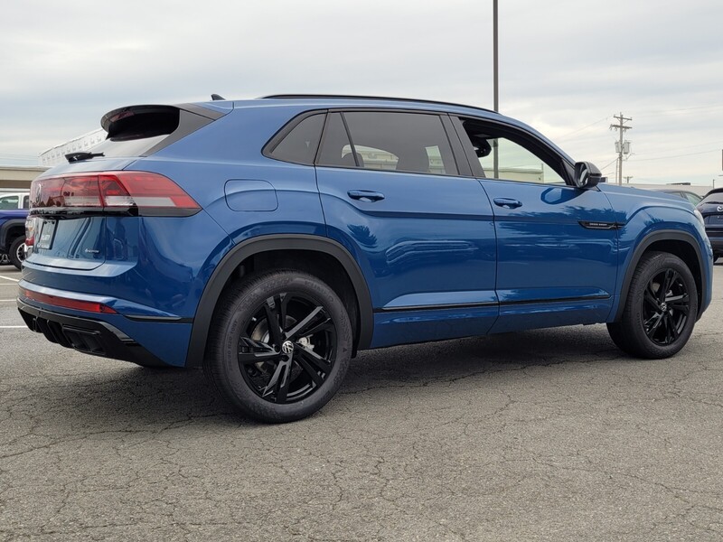 2025 Volkswagen Atlas Cross Sport SEL R-Line photo 3