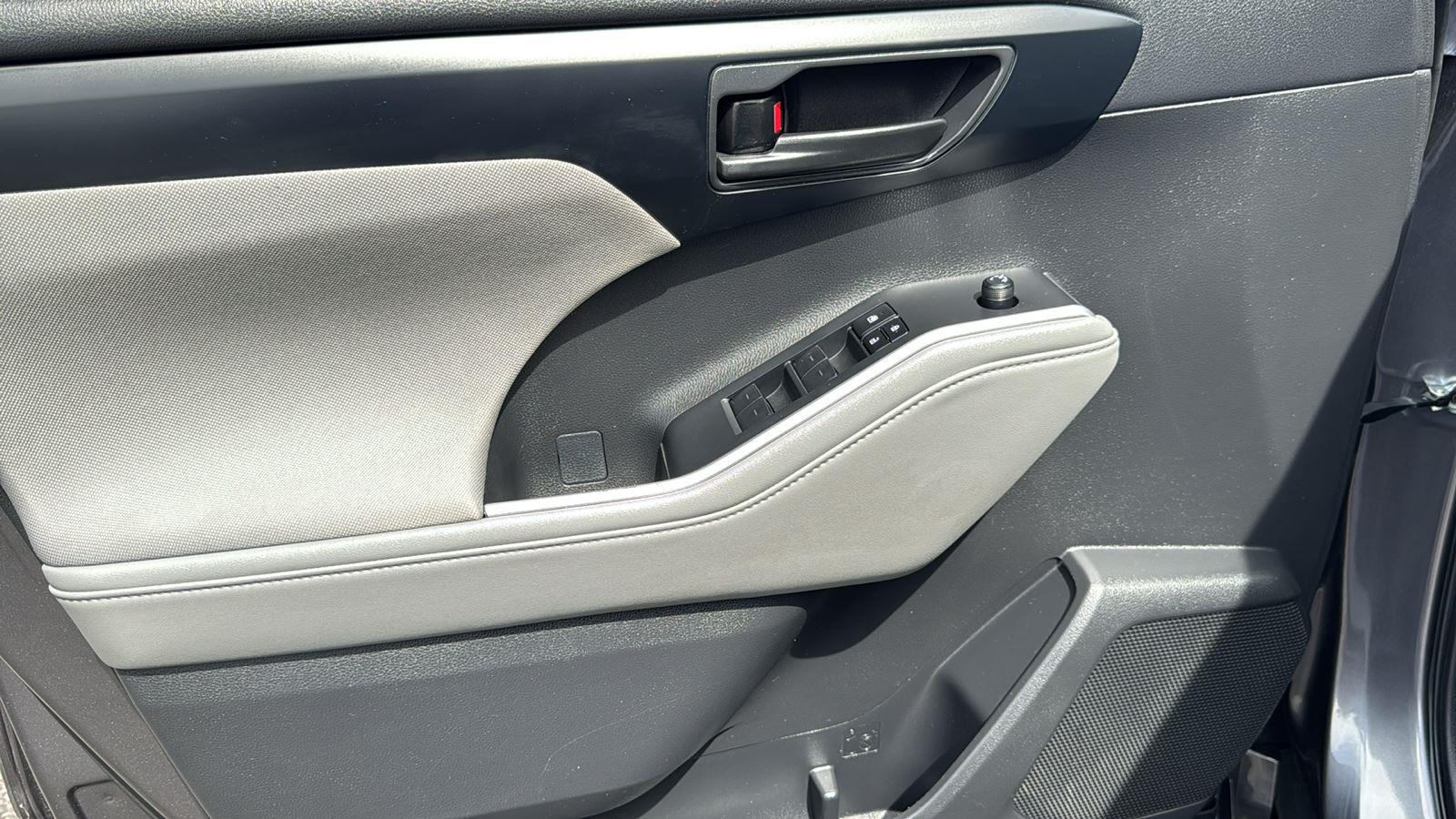 2023 Toyota Highlander Hybrid LE photo 11