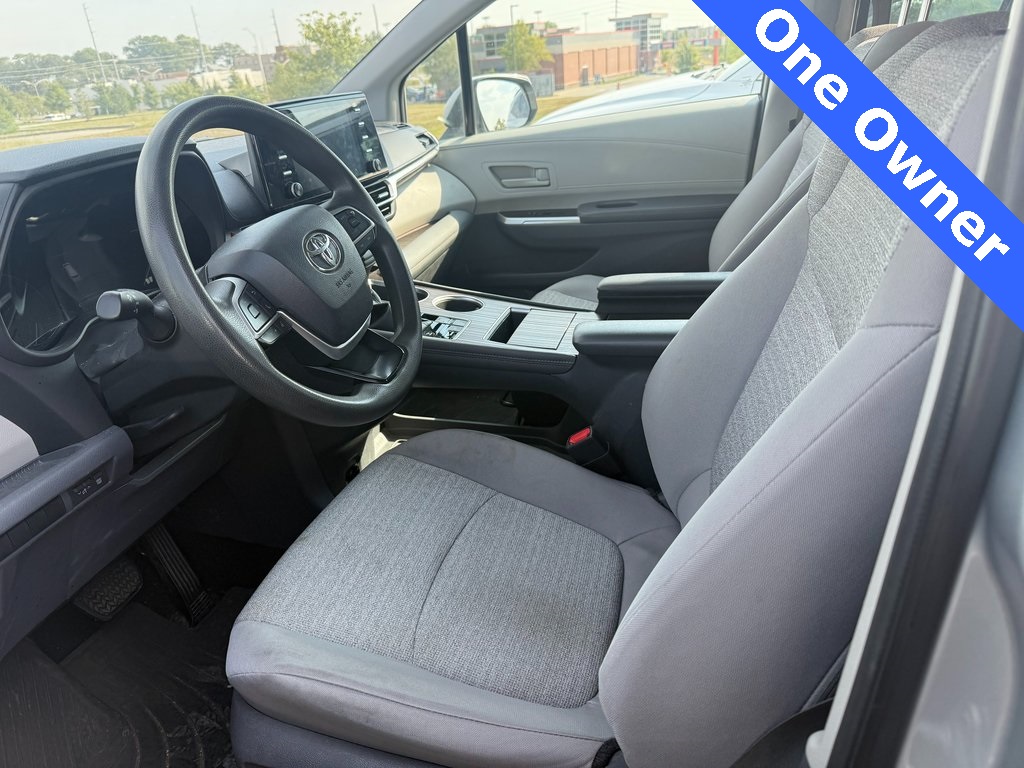 2021 Toyota Sienna LE photo 9