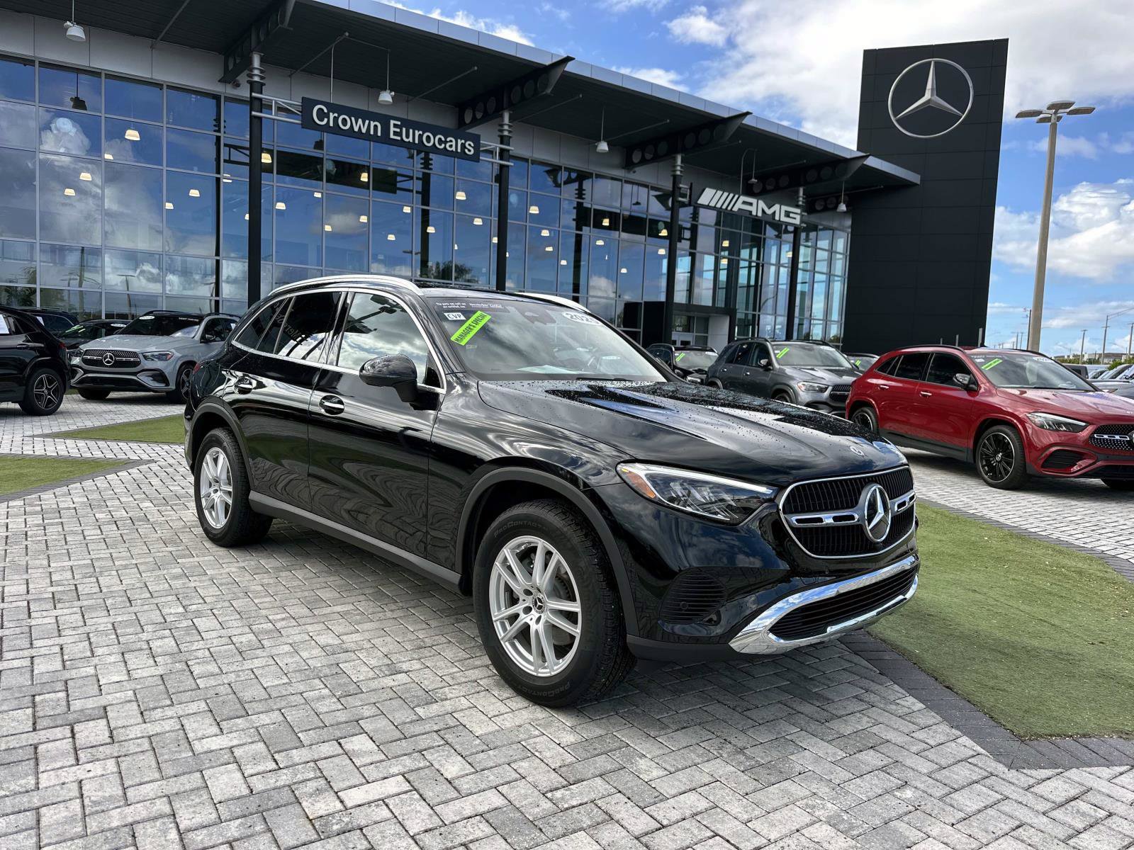 2025 Mercedes Benz GLC 300 photo 2