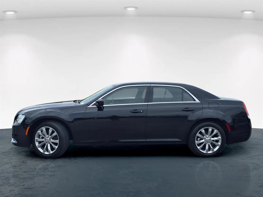2022 Chrysler 300 Touring photo 2