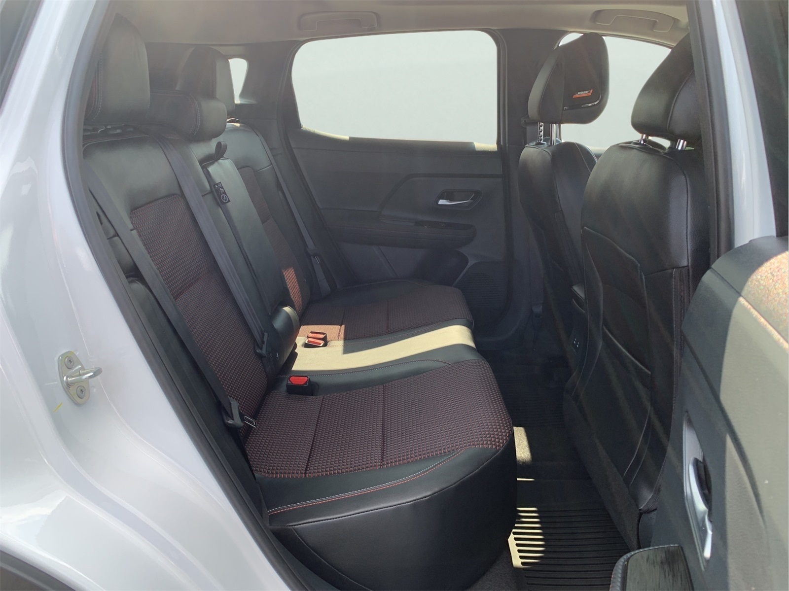 2025 Nissan Kicks SR photo 27