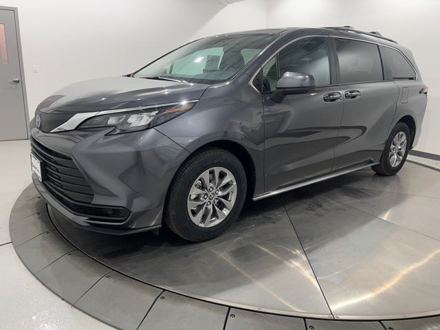 2025 Toyota Sienna LE's photo