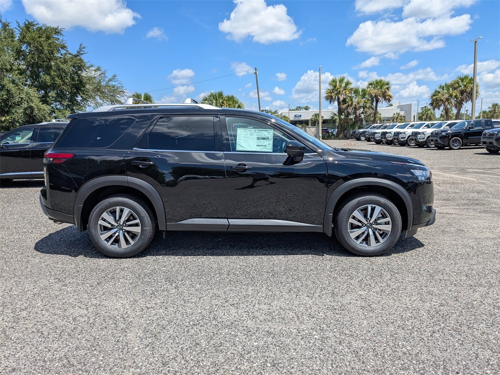 2025 Nissan Pathfinder SL photo 2