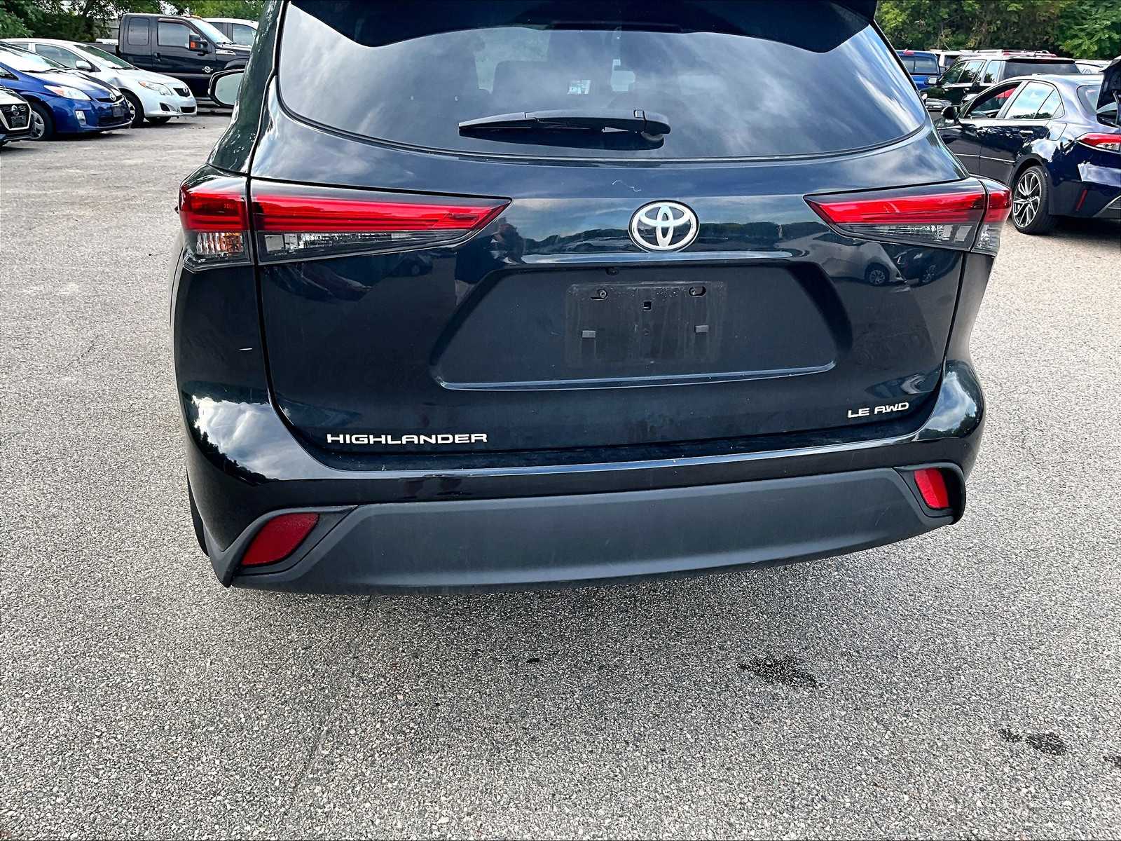 2022 Toyota Highlander LE photo 7