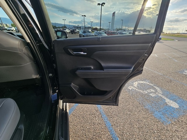 2023 Toyota Highlander Hybrid Bronze Edition photo 22