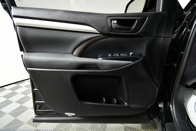 2017 Toyota Highlander LE photo 17