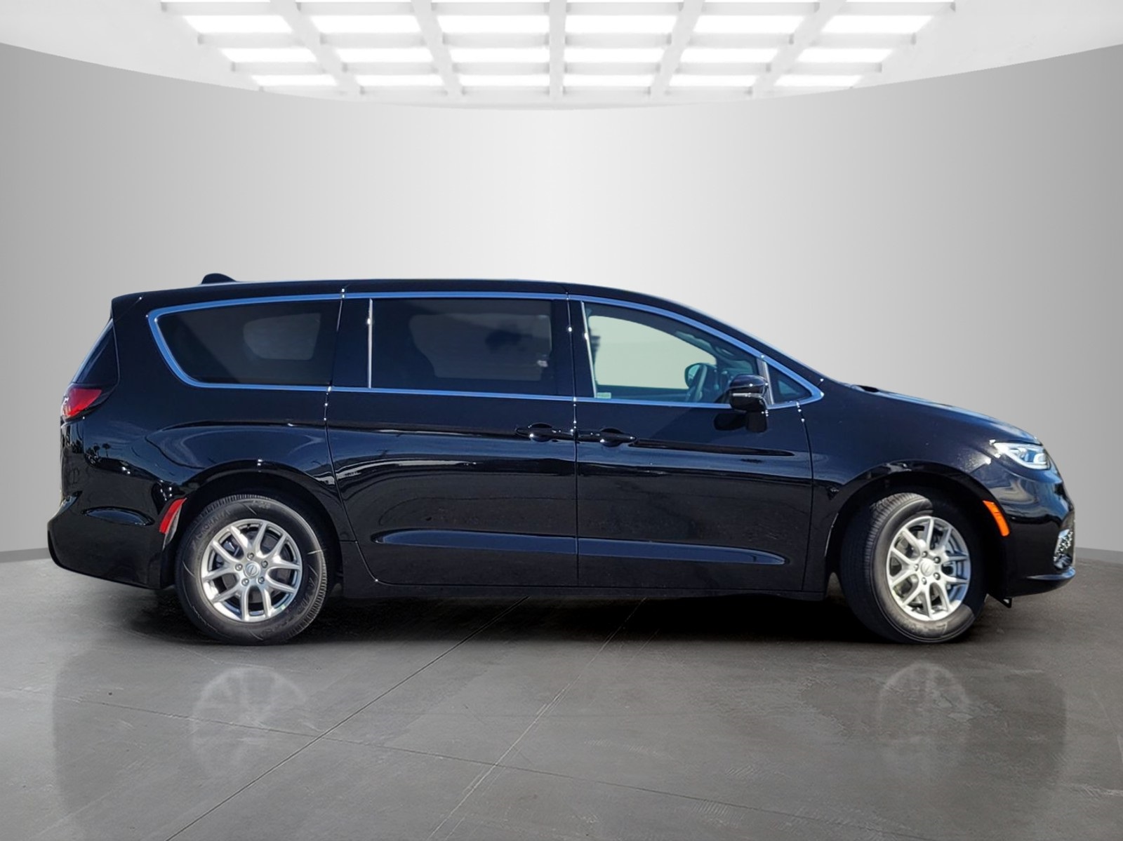 2026 Chrysler Pacifica photo 3