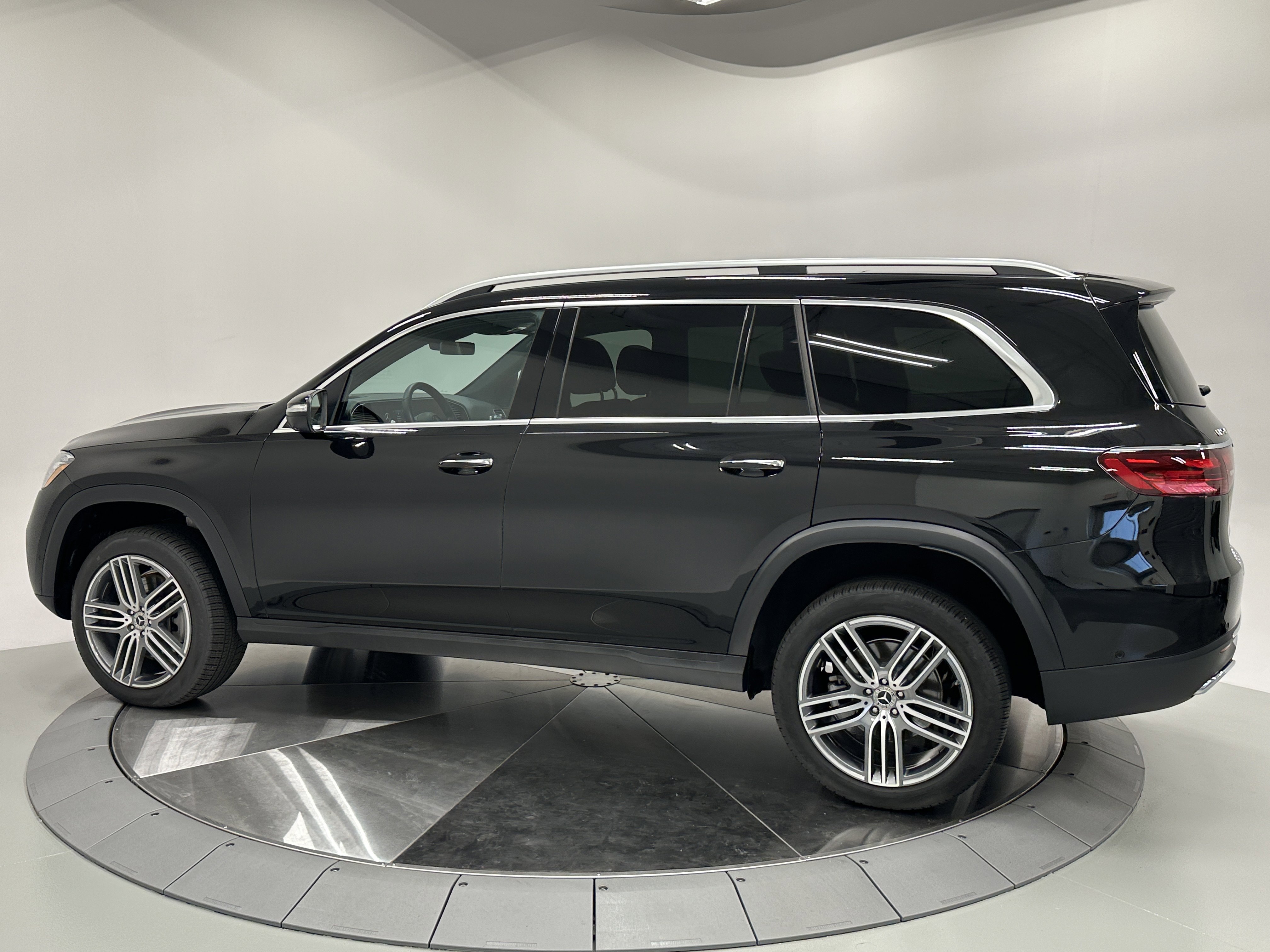 2024 Mercedes Benz GLS 450 4MATIC photo 5