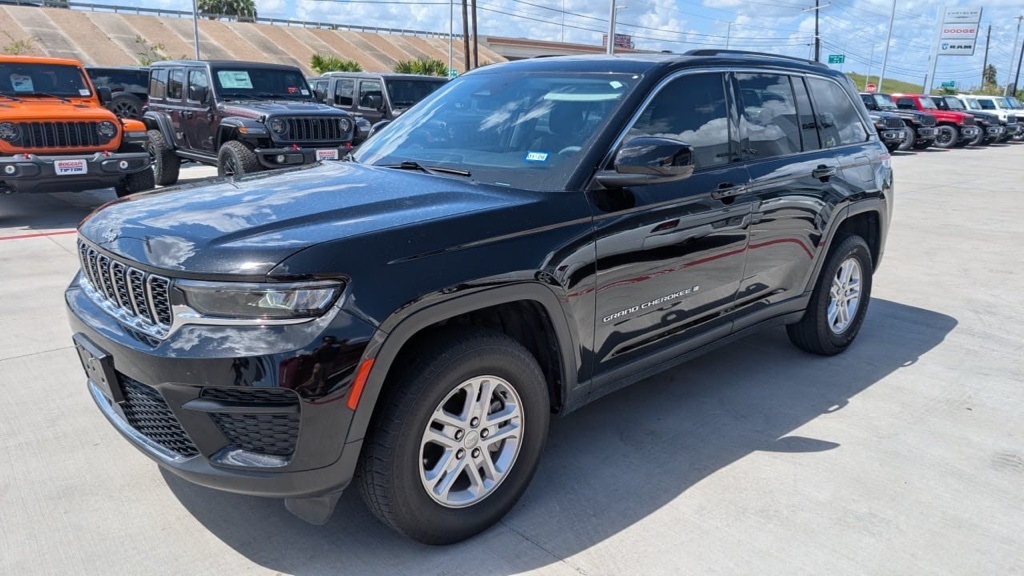 2023 Jeep Grand Cherokee Laredo photo 4