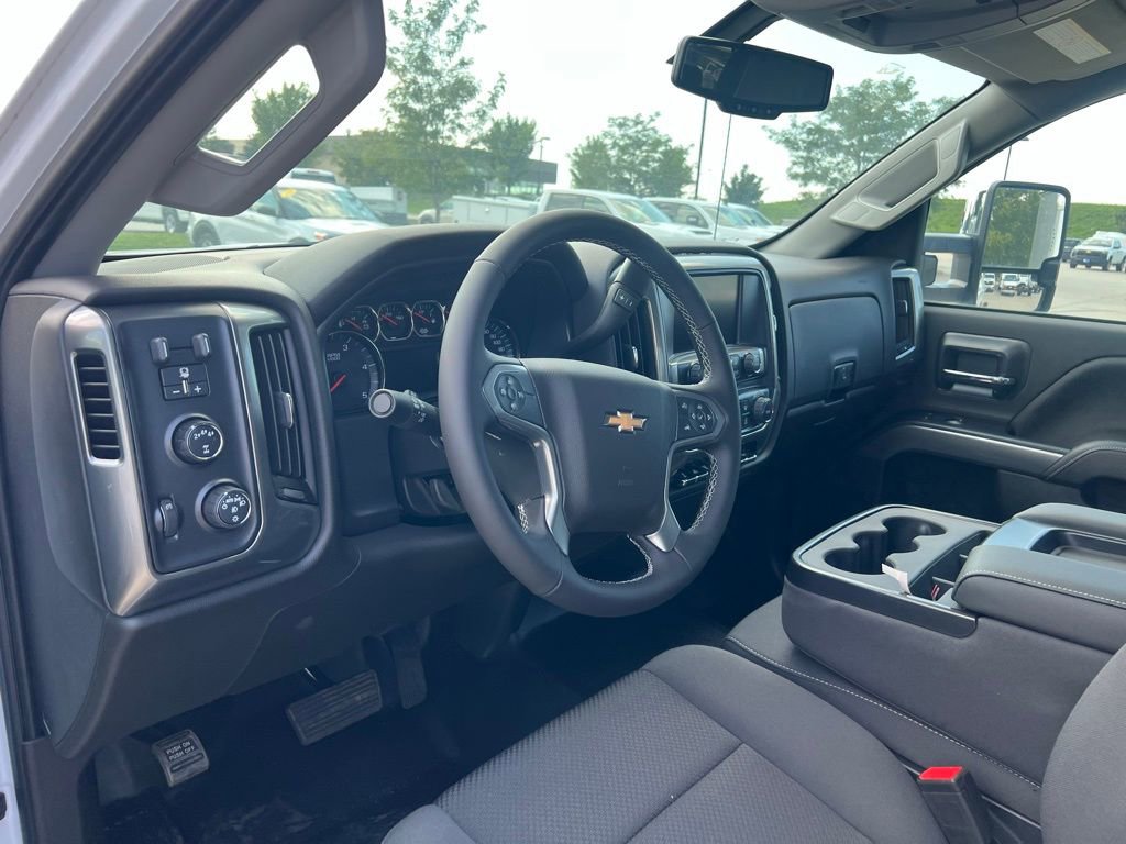 2023 Chevrolet Silverado 5500HD LT photo 17