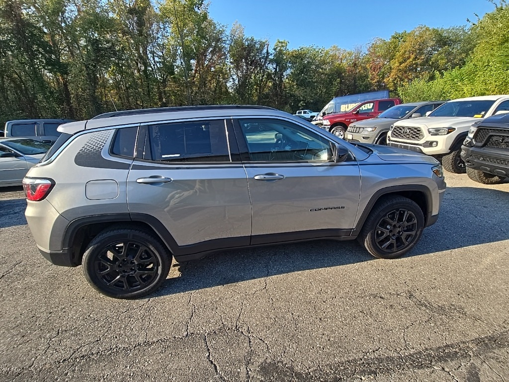 2022 Jeep Compass Latitude Lux photo 9