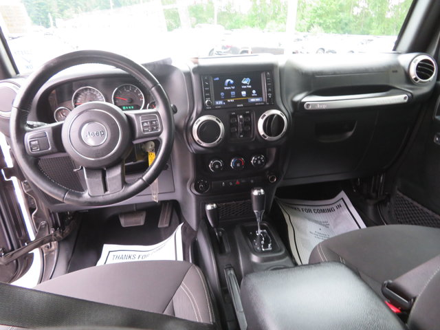2017 Jeep Wrangler Unlimited Sahara photo 17