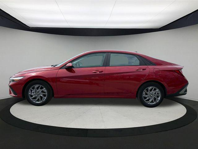 2024 Hyundai Elantra SEL photo 3