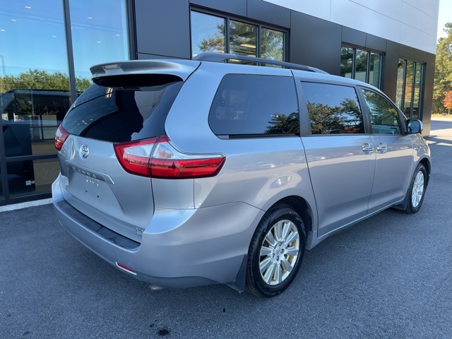 2017 Toyota Sienna Limited XLE Premium photo 4