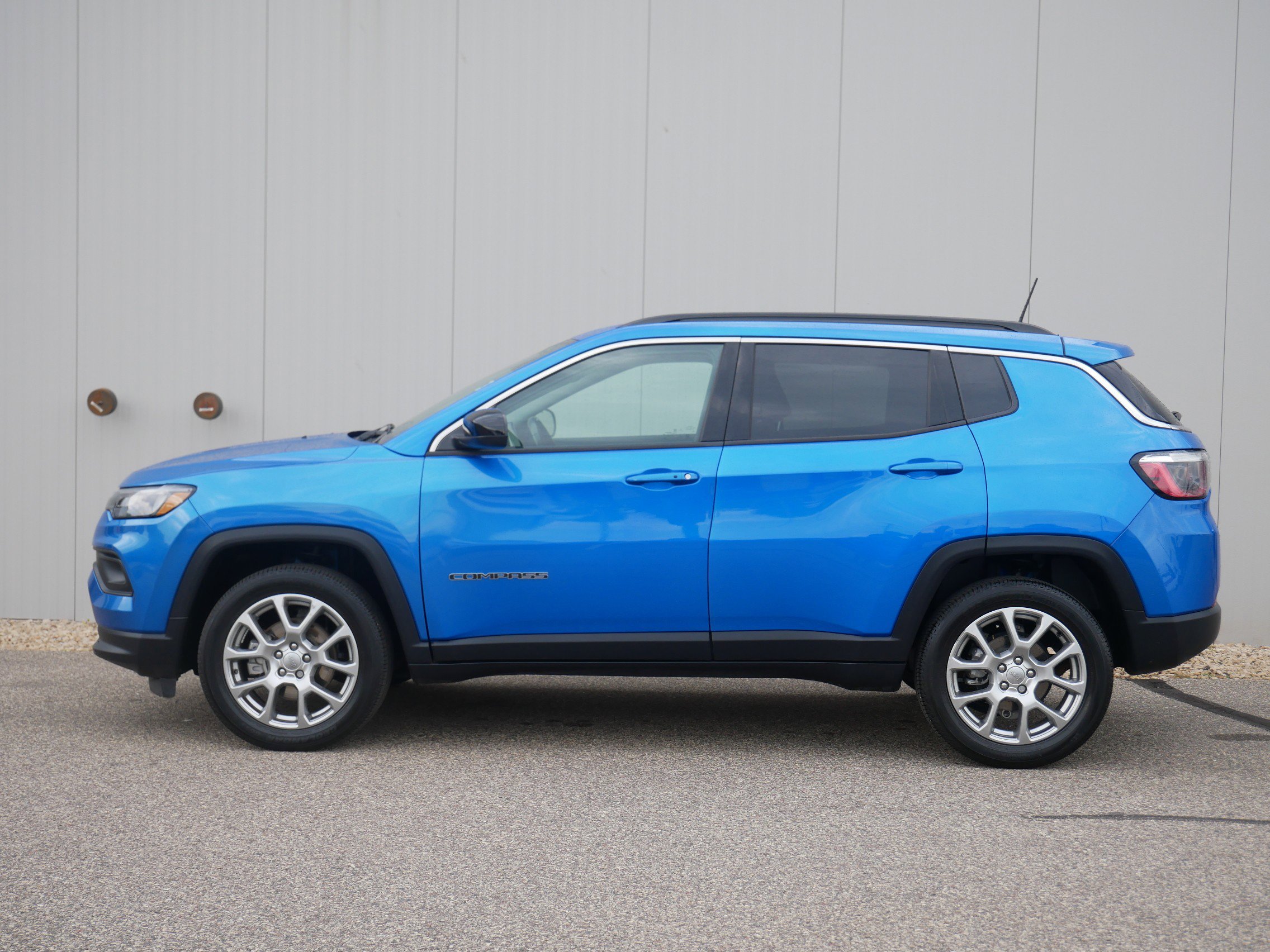 Used 2022 Jeep Compass Latitude Lux with VIN 3C4NJDFB5NT179195 for sale in Hastings, Minnesota