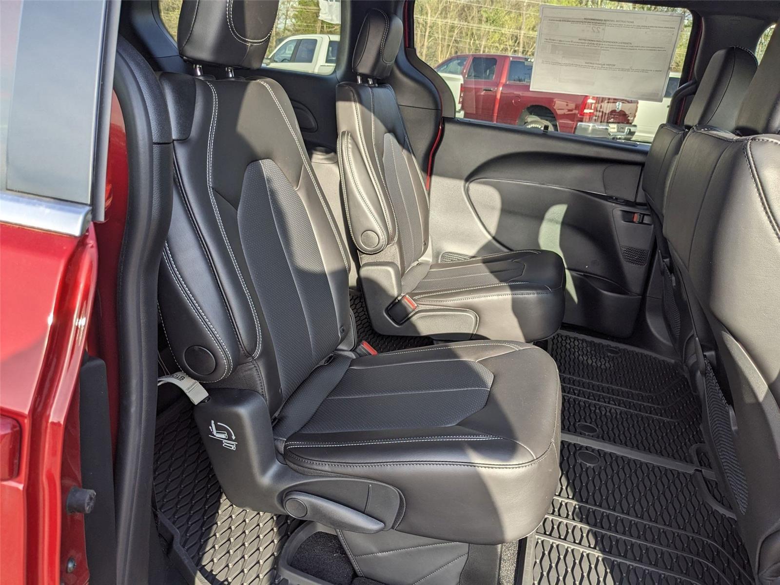 2025 Chrysler Voyager LX photo 17
