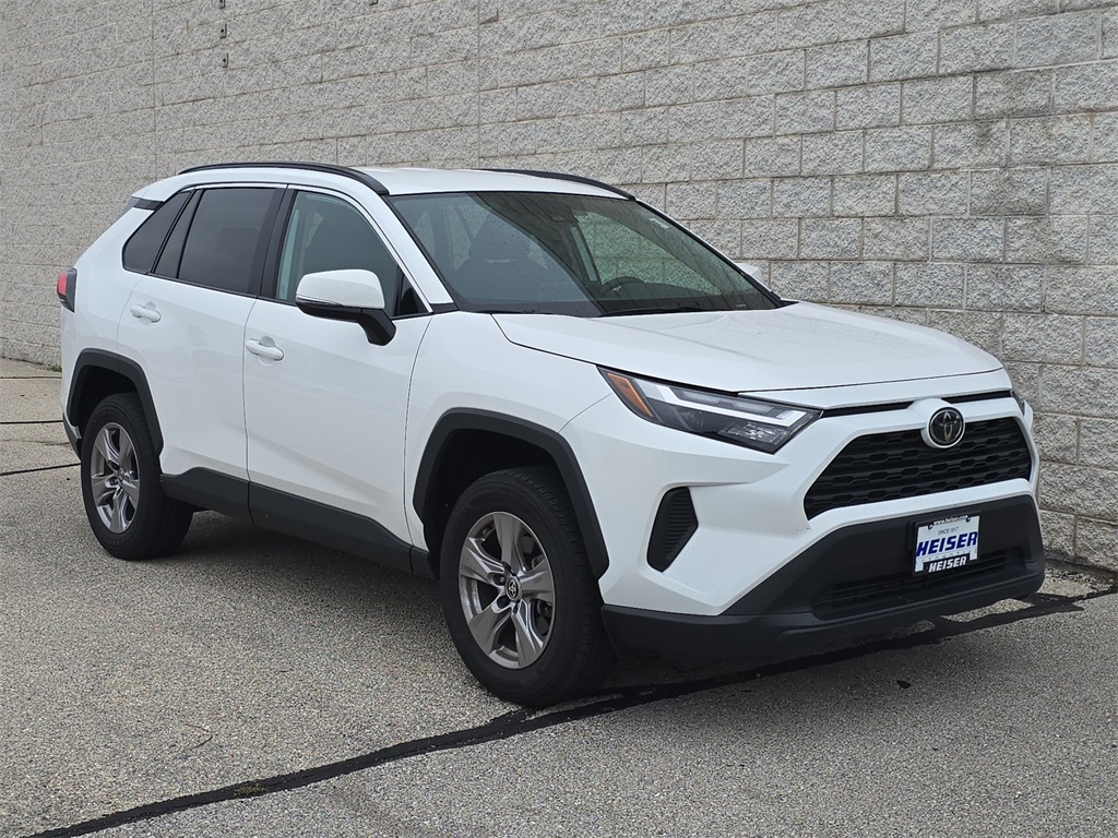 2024 Toyota RAV4 XLE photo 14