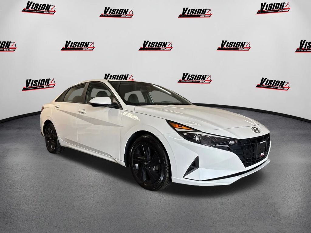 2023 Hyundai Elantra SEL photo 3