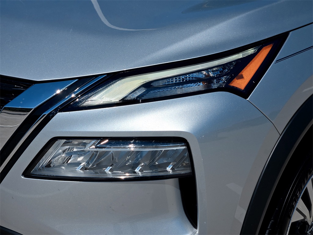 2022 Nissan Rogue SV photo 3