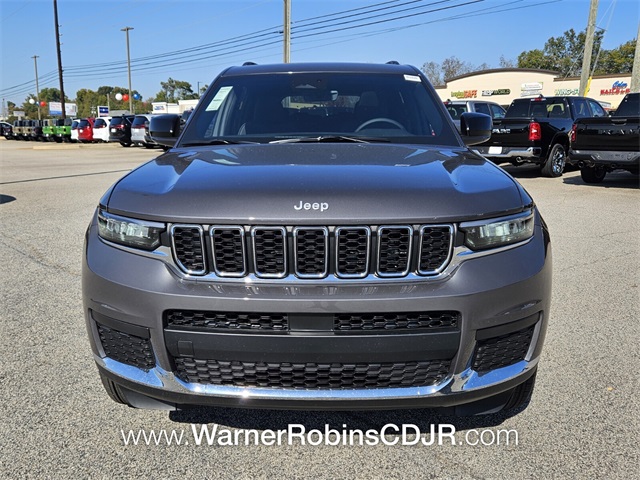 2025 Jeep Grand Cherokee Laredo Altitude photo 2