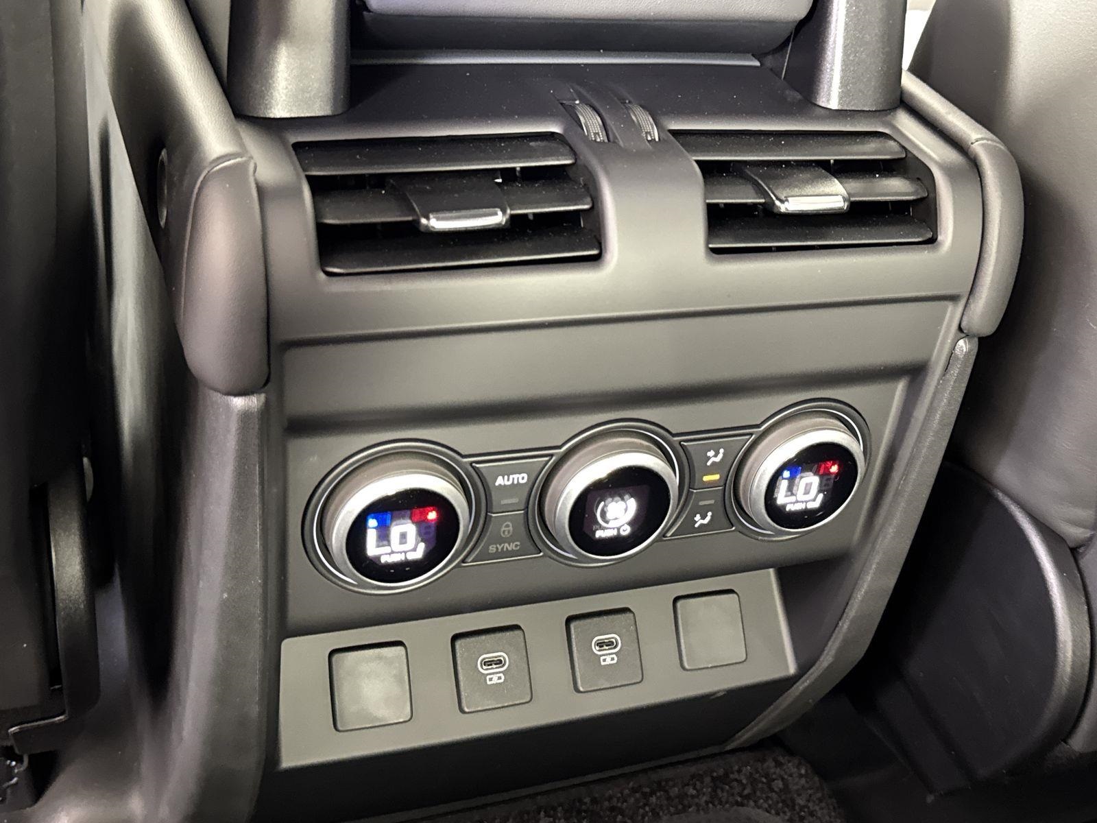 2025 Land Rover Defender 130 X-Dynamic SE photo 27