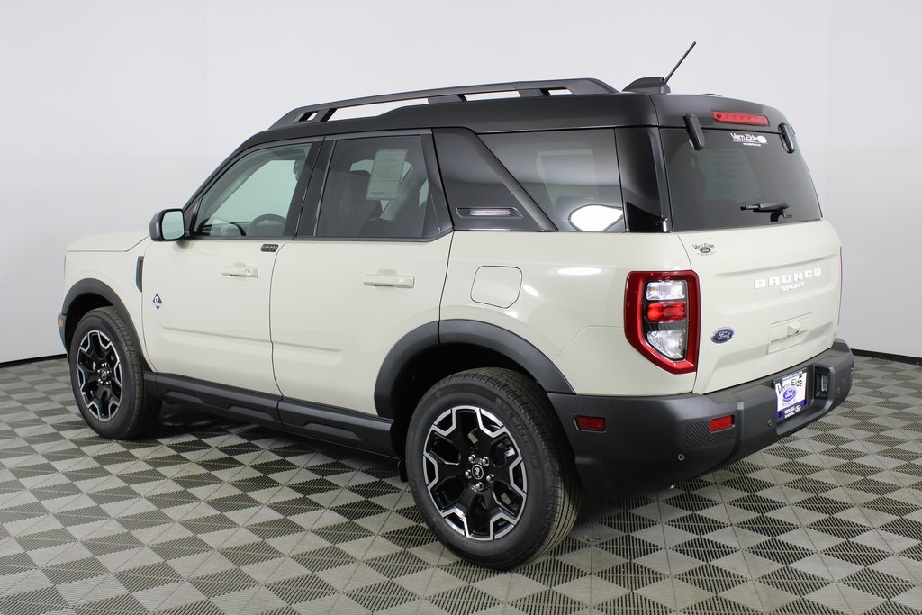 2025 Ford Bronco Sport Outer Banks photo 3