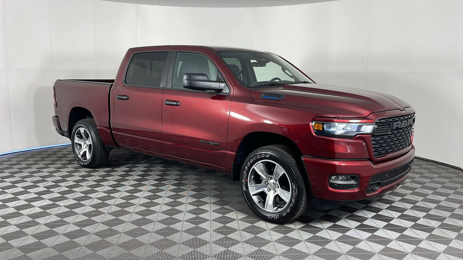 2025 Ram 1500 Tradesman photo 2