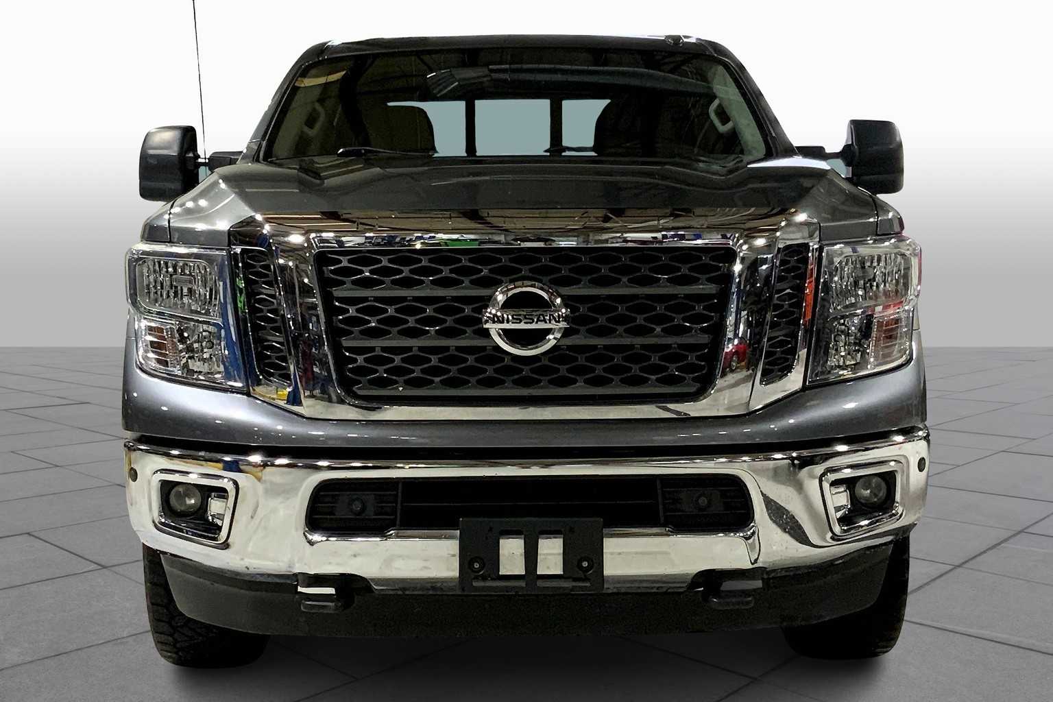 2016 Nissan Titan SV photo 3