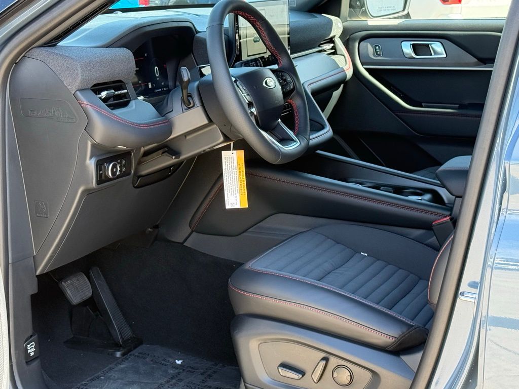 2025 Ford Explorer ST-Line photo 4