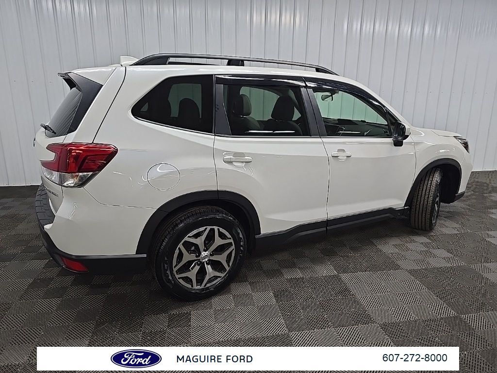 2020 Subaru Forester Premium photo 3